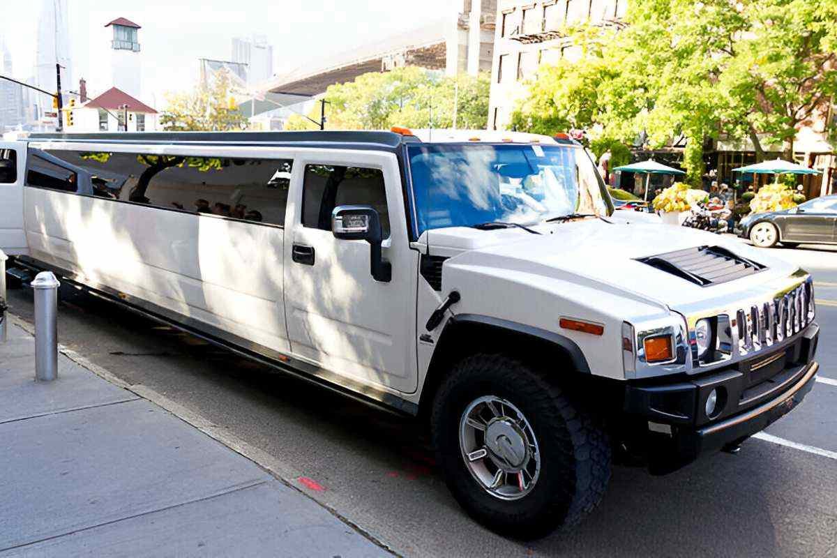 White Hummer limo (2)